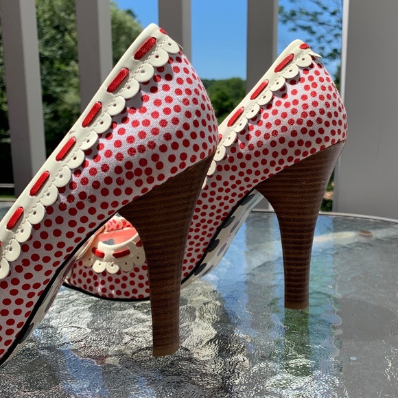 Betsey Johnson red and white polka dot pumps w bow - Picture 3 of 4